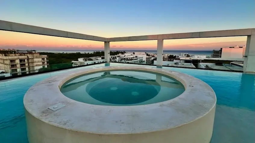 Piscine avec vue sur l'océan au Ceren Playa del Carmen