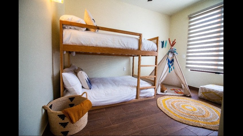 Bedroom con litera de madera y casa tipi en Aleda Playa