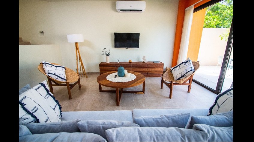 Sala de estar de la casa con terraza detrás de la ventana de la puerta corredera en Aleda Playa