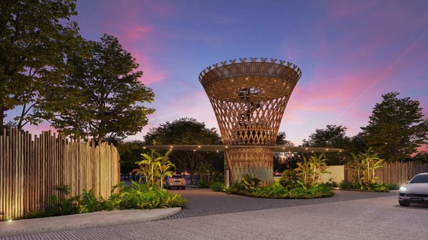 Estructura de la torre de madera por la puerta principal y el coche que pasa por la noche en el Mirador Tulum