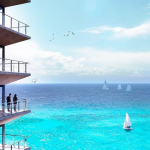 Fachada de edificio residencial con balcones y una pareja viendo barcos en el océano en el Maria Cozumel