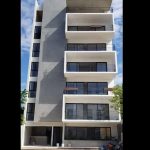 Edificio residencial blanco en Amaya Apartments