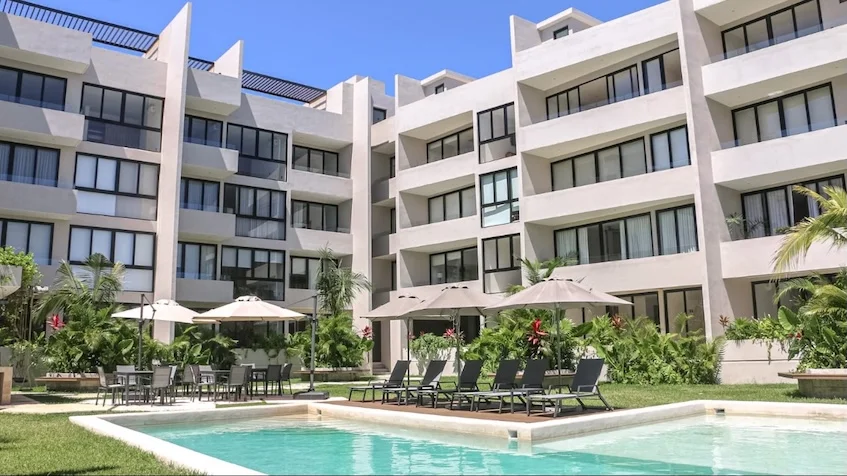 Fachada edificios con albercas en Wave Living Playa del Carmen