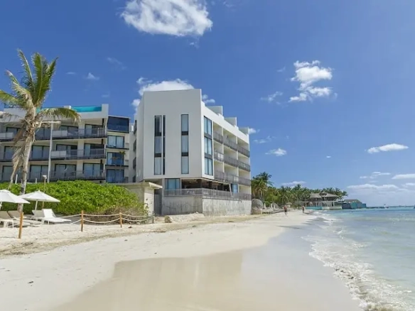 Fachada frontal mar IT Beach Playa Del Carmen | Departamentos Venta