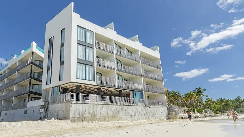 Front façade at IT Beach Playa del Carmen
