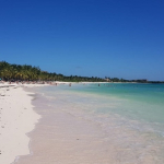 Vue sur la plage, la mer calme et la jungle au Xpu-Ha Beach Residential Resort