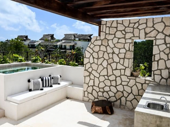 Piscina con escaleras y banco para sentarse en la terraza en Cienfuegos Tulum