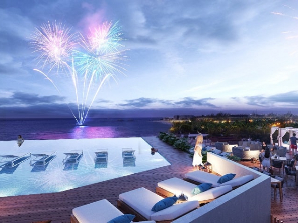 Piscina en la azotea y una mujer viendo los fuegos artificiales en la playa de IT