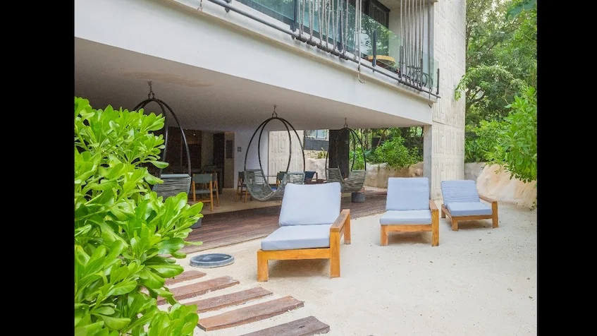 Una Terraza con camas en Iik Tulum