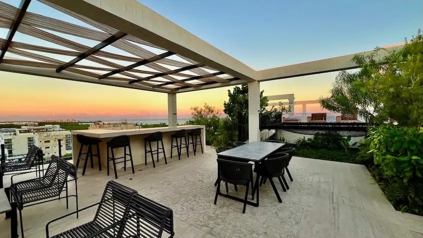 Une terrasse avec vue sur la mer au Ceren Playa del Carmen