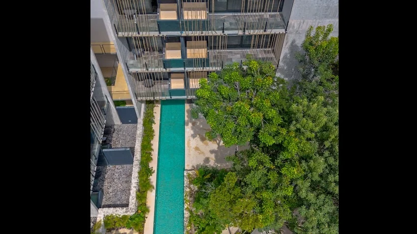 Vista aerea edificio alberca infinita en Iik Tulum