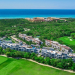 Vista del complejo residencial rodeado de campo de golf y mar en Nick Price Residences