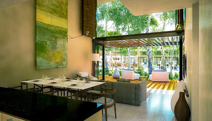 Salón con mesa grande con sofá y terraza en Awa Playacar Residences