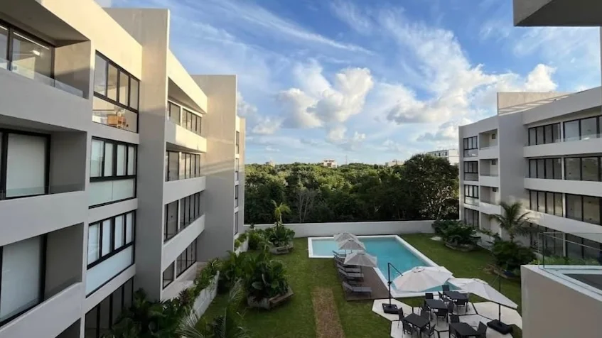 Vista semiaerea con alberca en wave living playa del carmen