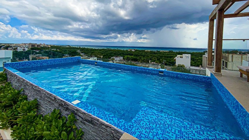 Piscina en la azotea con vista al mar y a la ciudad en Areia Playa del Carmen