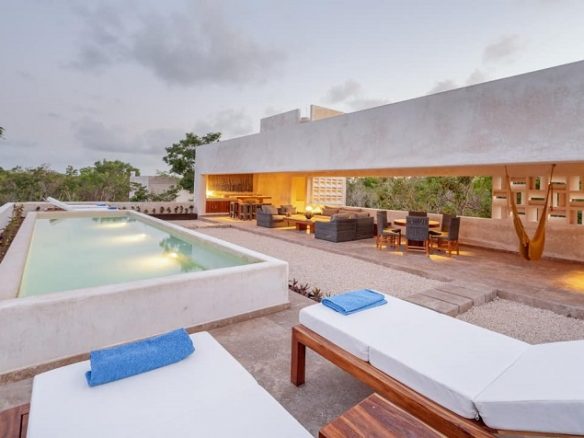 Piscina en la azotea y salón cubierto en Aha Tulum
