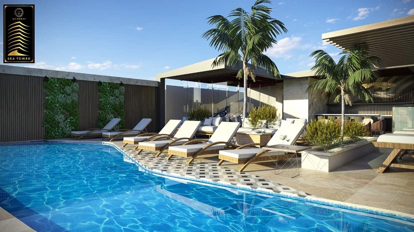 Piscina y camastros blancos en Menesse Sea Tower