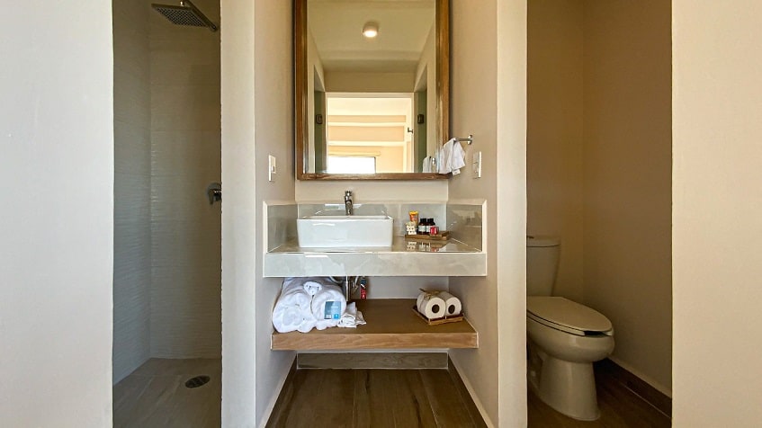 Baño con inodoro, ducha y lavabo en Areia Playa del Carmen