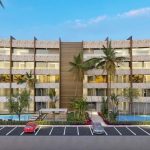 Piscine et court de tennis devant l'immeuble dans le quartier nord de Cozumel