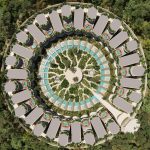 Vista superior del área residencial circular con parque en el medio en Mistiq Villas Tulum