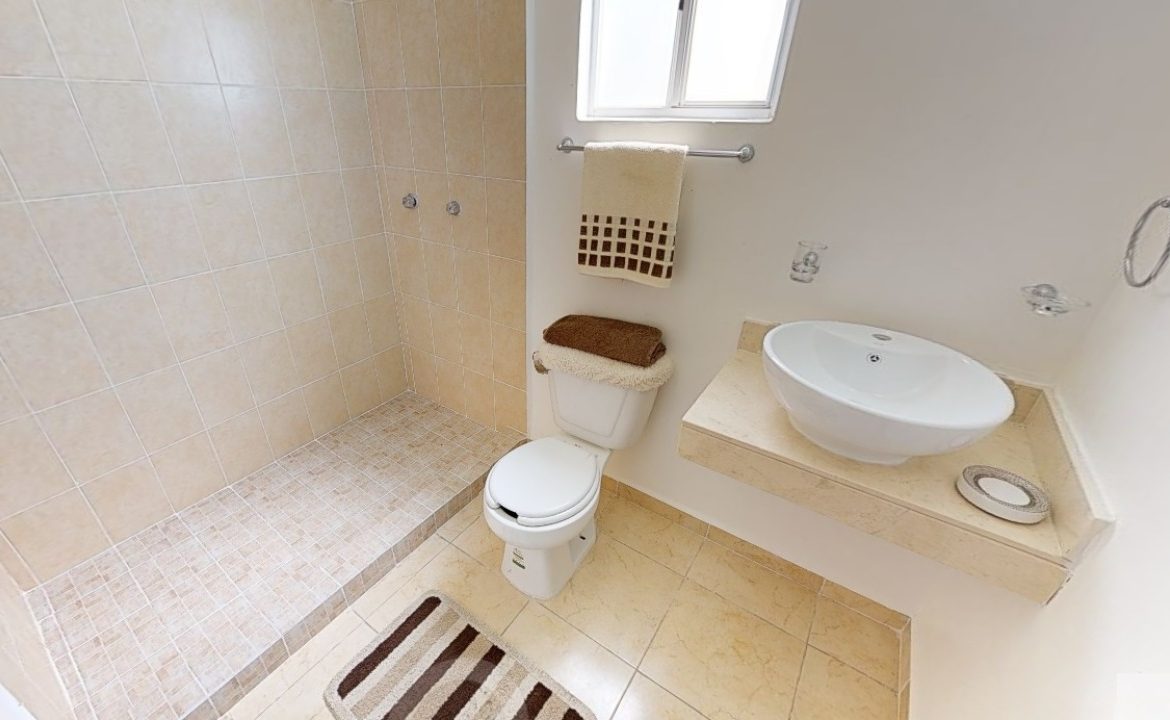 Baño blanco con ducha en Bonanova