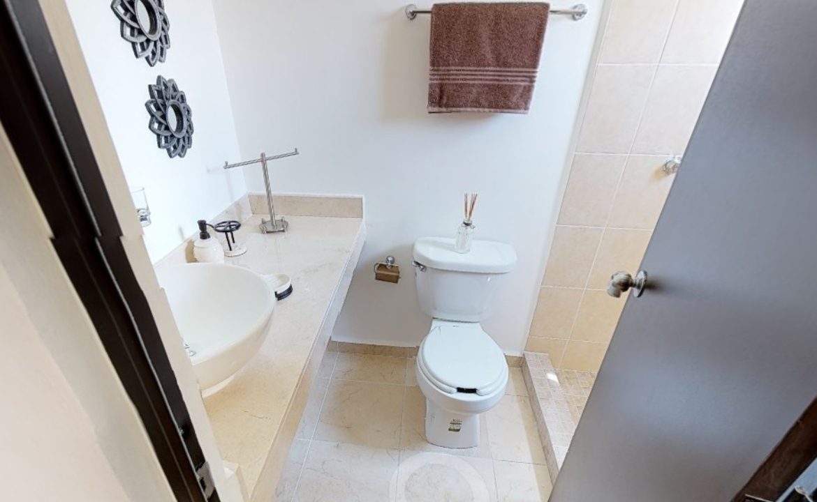 Baño blanco con ducha en Bonanova