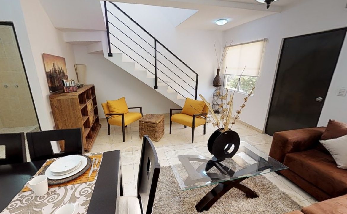 Salón con escalera y puerta abierta al baño en Bonanova