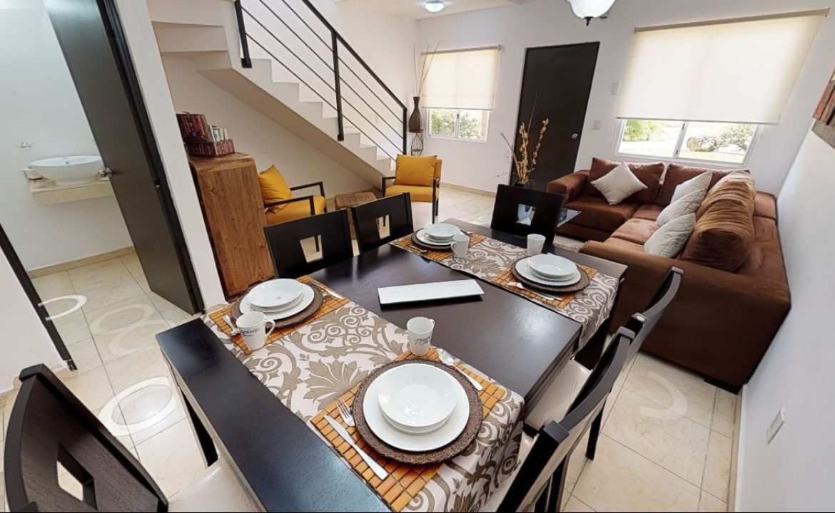 Salón con escalera y puerta abierta al baño en Bonanova