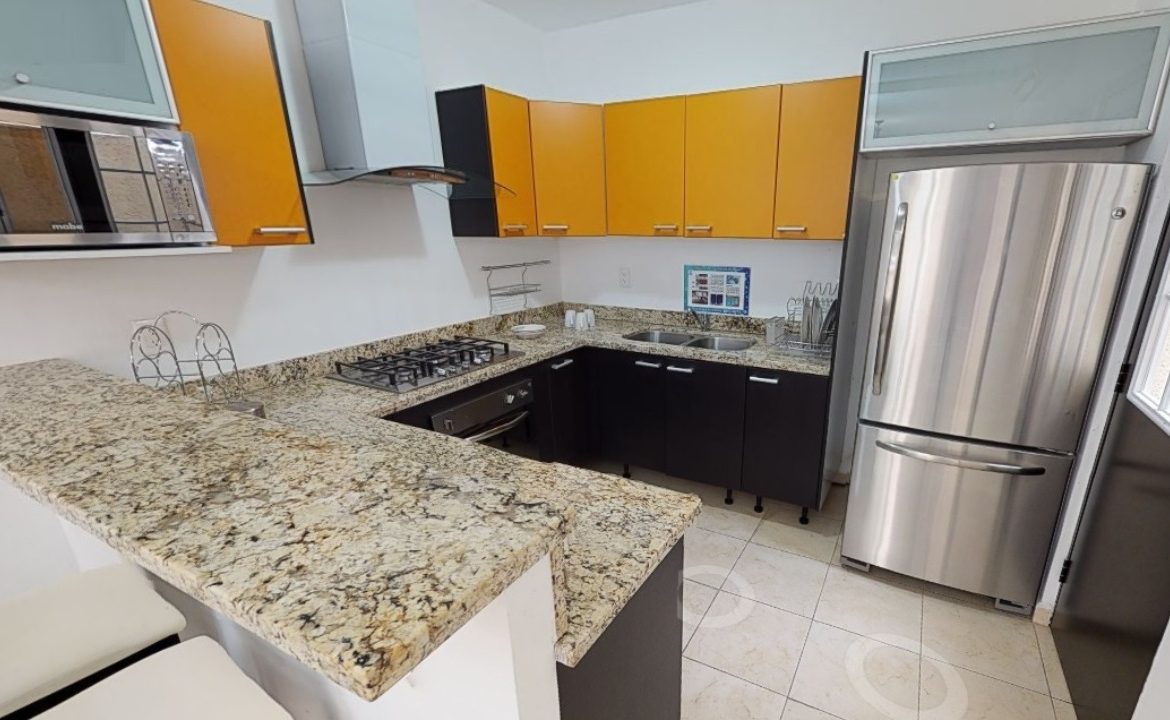 Cocina con banco de granito y muebles rojo-negro en Bonanova