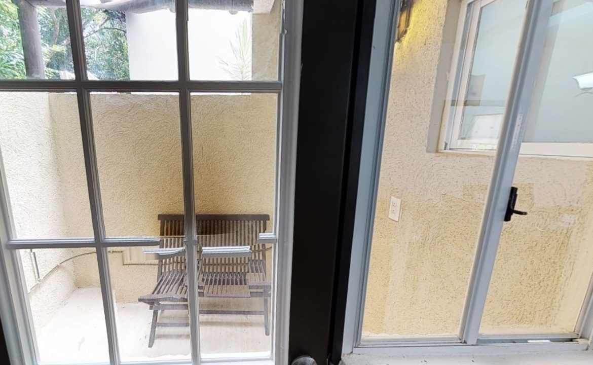 Terraza con silla de jardín en Bonanova