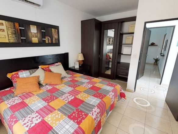 Recamara grande con cama king size y closet en Bonanova