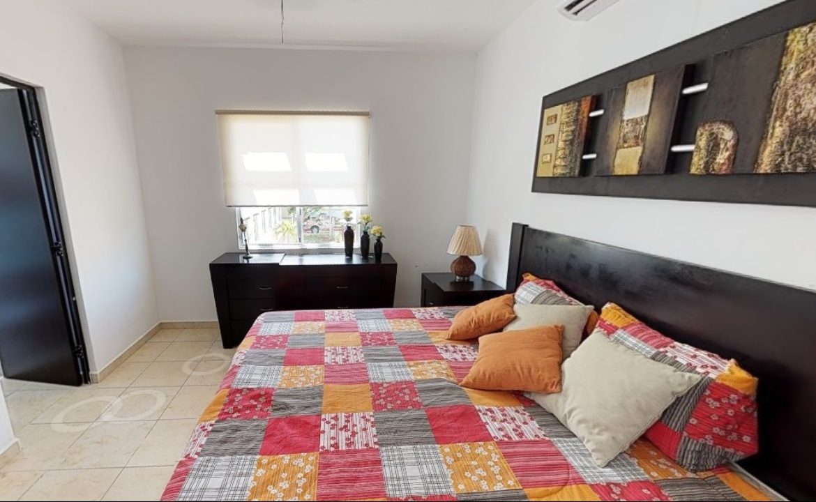 Recamara grande con cama king size y escritorio en Bonanova