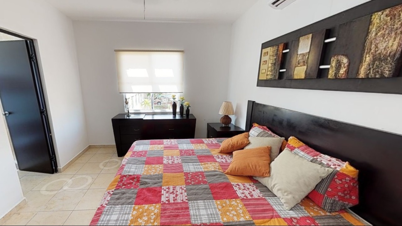 Recamara grande con cama king size y escritorio en Bonanova