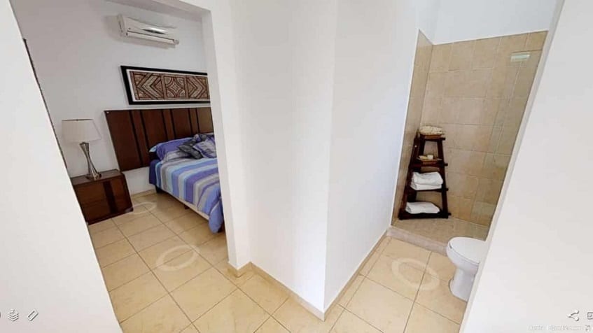 Dormitorio principal con baño en Valldemosa