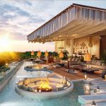 Piscine avec sièges circulaires, foyer et bar pendant le coucher du soleil à Nequen Tulum