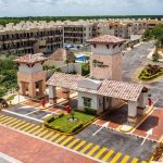Puerta principal a la gran zona residencial llamada Real Lucerna en Alcala Condos