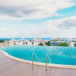 Piscina en la azotea y solárium con vista a la ciudad y al mar en Green Savage