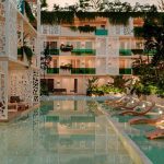 Jardín de alberca junto a edificio residencial en Ocean Tulum