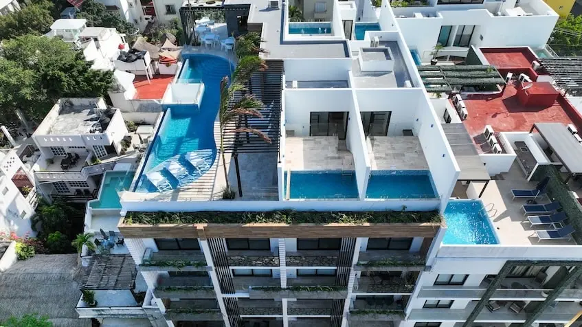 Vue aérienne sur le toit avec piscine de My Menesse à Playa del Carmen