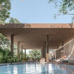 Piscina y solárium debajo de una palapa, gente dando vueltas, jardín en Ahimsa Tulum