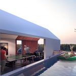 Piscina en la azotea y gente jugando al ping pong en Eskina Playa del Carmen