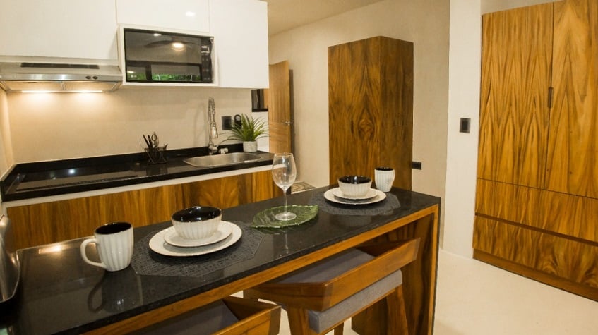 Pequeña cocina con desayunador, closet en Kantuun Tulum