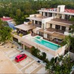 Residential building with three levels of terraces surrounded by greenery in Kantuun Tulum