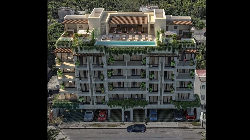 Fachada de edificio residencial y alberca rooftop en Porto Blu Puerto Morelos