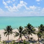 Plage avec palmiers et mer à Porto Blu Puerto Morelos