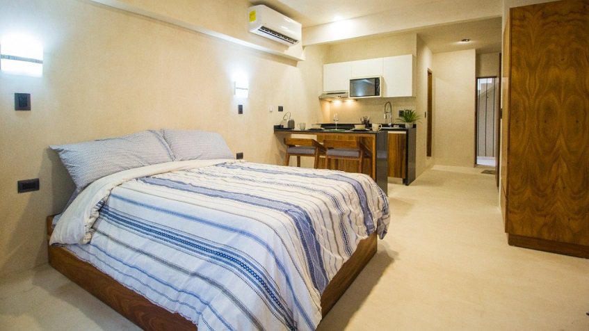 Interior de estudio con cama al lado de la cocina en Kaoba Tulum