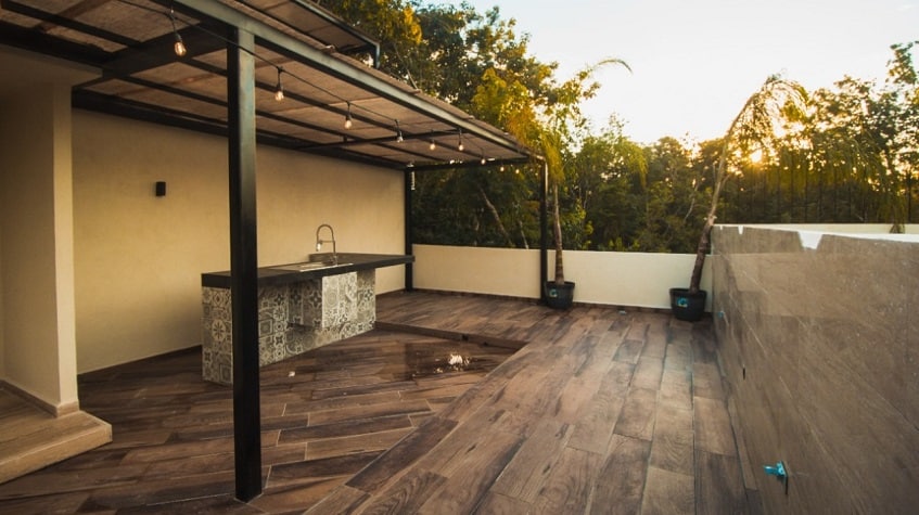 Terraza en la azotea con instalaciones de cocina cubiertas con un techo en Kantuun Tulum