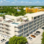 Vista aerea de edificio con autos estacionados en Ukana Playa del Carmen