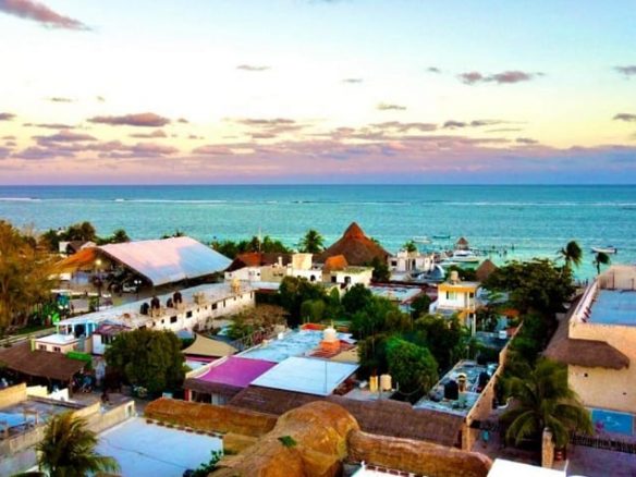 Océano y edificios en el barrio, vista desde la azotea en Carey Puerto Morelos