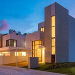 La façade de la maison illuminée la nuit à Monaco House | Bali sur la Riviera Maya